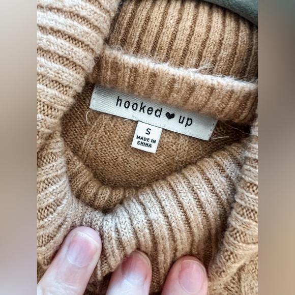 Macys - Long Sleeve tan/nude Turtle Neck Oversized Sweater - Size S - Picture 3 of 4